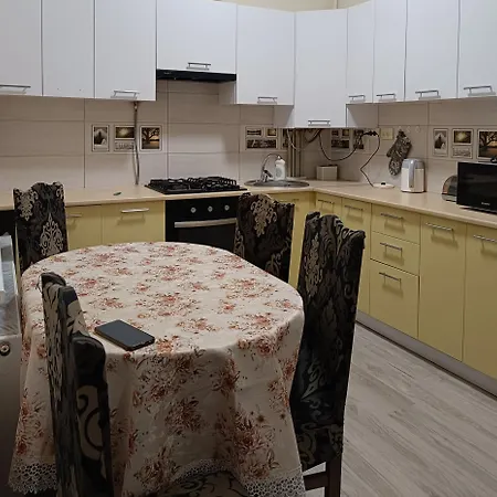 2-Х Кімнатна Квартира В Центрі Міста, Поруч З Кобилянською Вулицею Chernivtsi Exterior photo